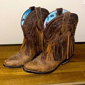 AMAZING fringed cowgirl boots! Star stud detail ⭐️